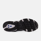 NB 530 - BLACK with MAGNET and Silver Metallic